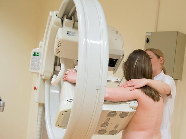 Een mevrouw ondergaat een mammografie.