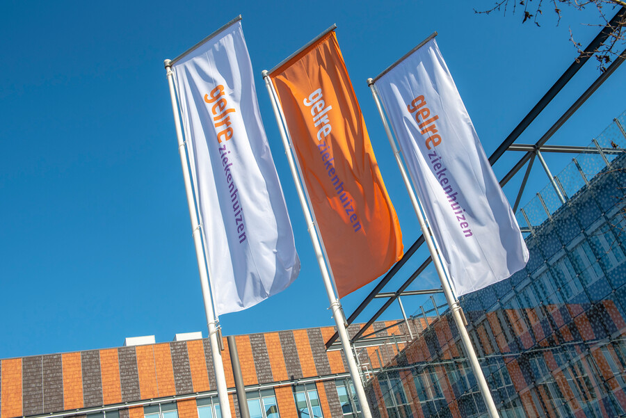 Gelre vlaggen bij ziekenhuis in Zutphen