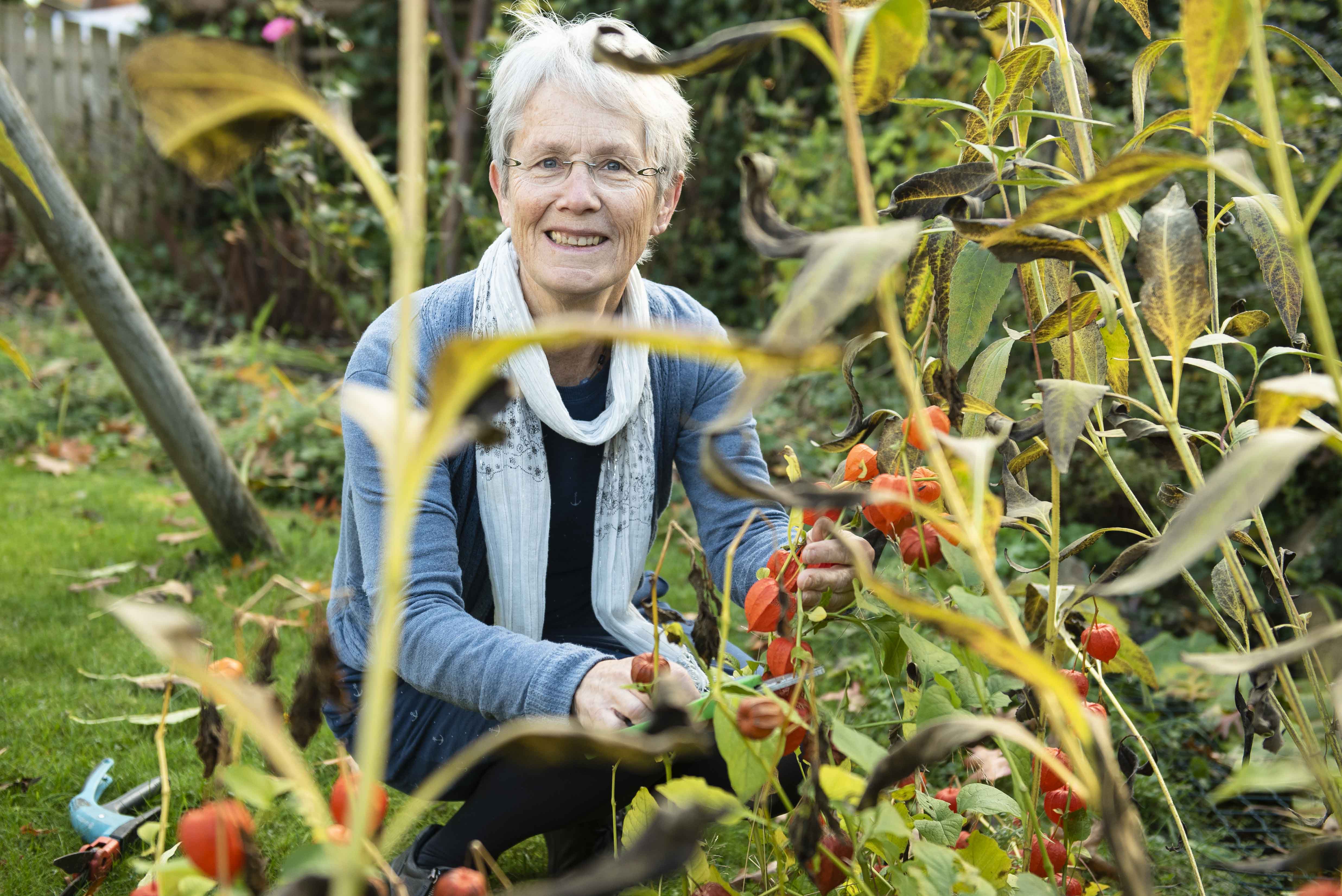 Margreeth van Iperen in haar tuin