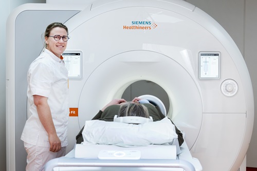 Verpleegkundige bij MRI scanner