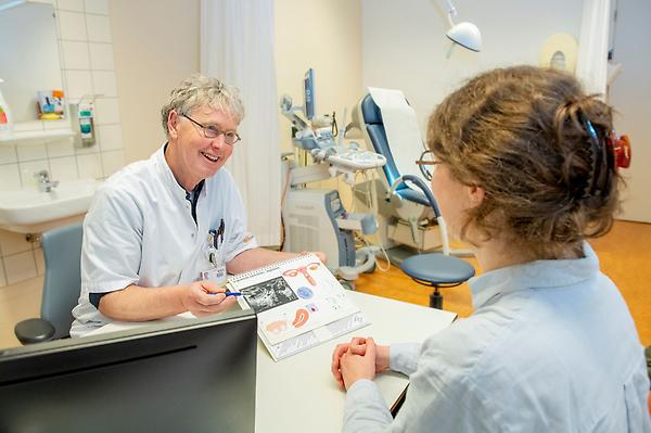 Gynaecoloog in gesprek met een patiënt