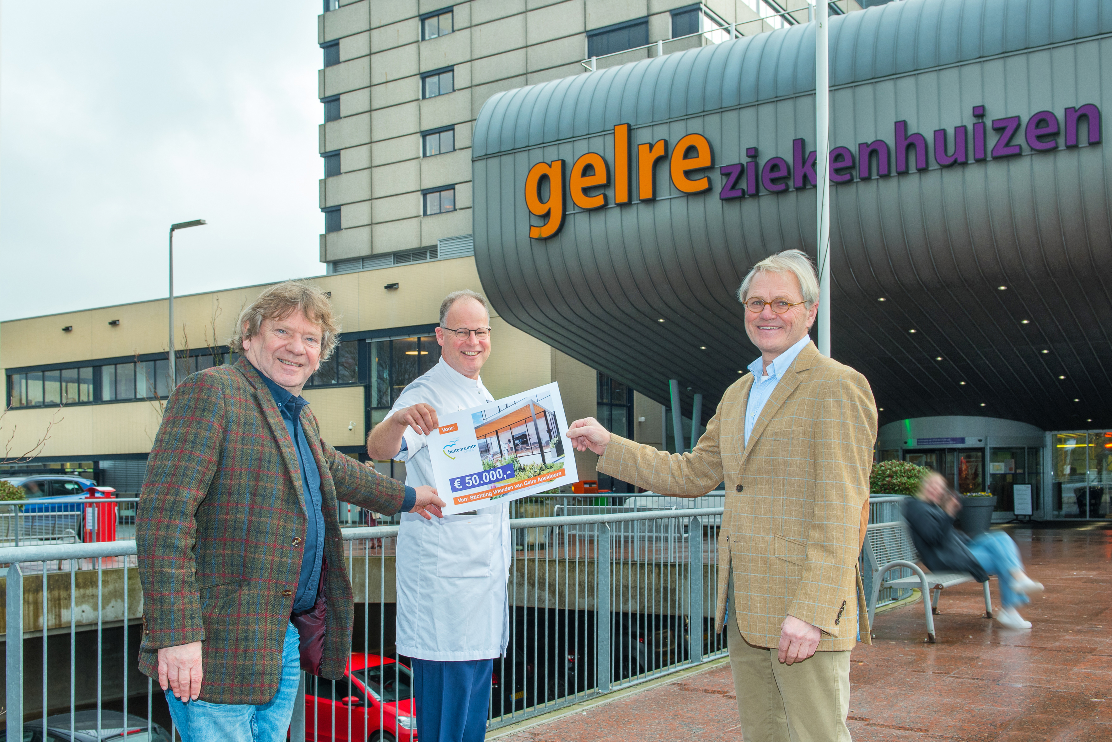 Wim Bouma van Stichting Vrienden Gelre Apeldoorn overhandigt de cheque van 50.000 euro aan Paul Janssen, voorzitter Stichting Buitenruimte Gelre IC, en intensivist Peter Spronk