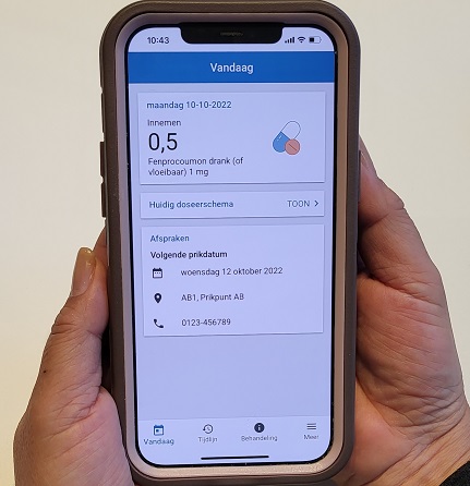 Patiënt bekijkt Portavita app Trombosedienst