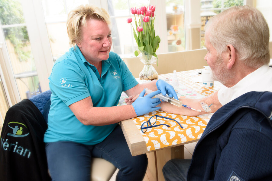 Patiënt krijgt thuis via infuus antibiotica van gespecialiseerd wijkverpleegkundige