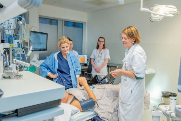 Gynaecoloog en verpleegkundigen bij patiënt aan het bed die klaar wordt gemaakt voor een ingreep