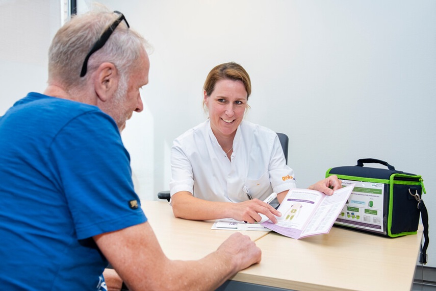 MDL-verpleegkundige geeft patiënt instructie over zelfinjectie met Infliximab