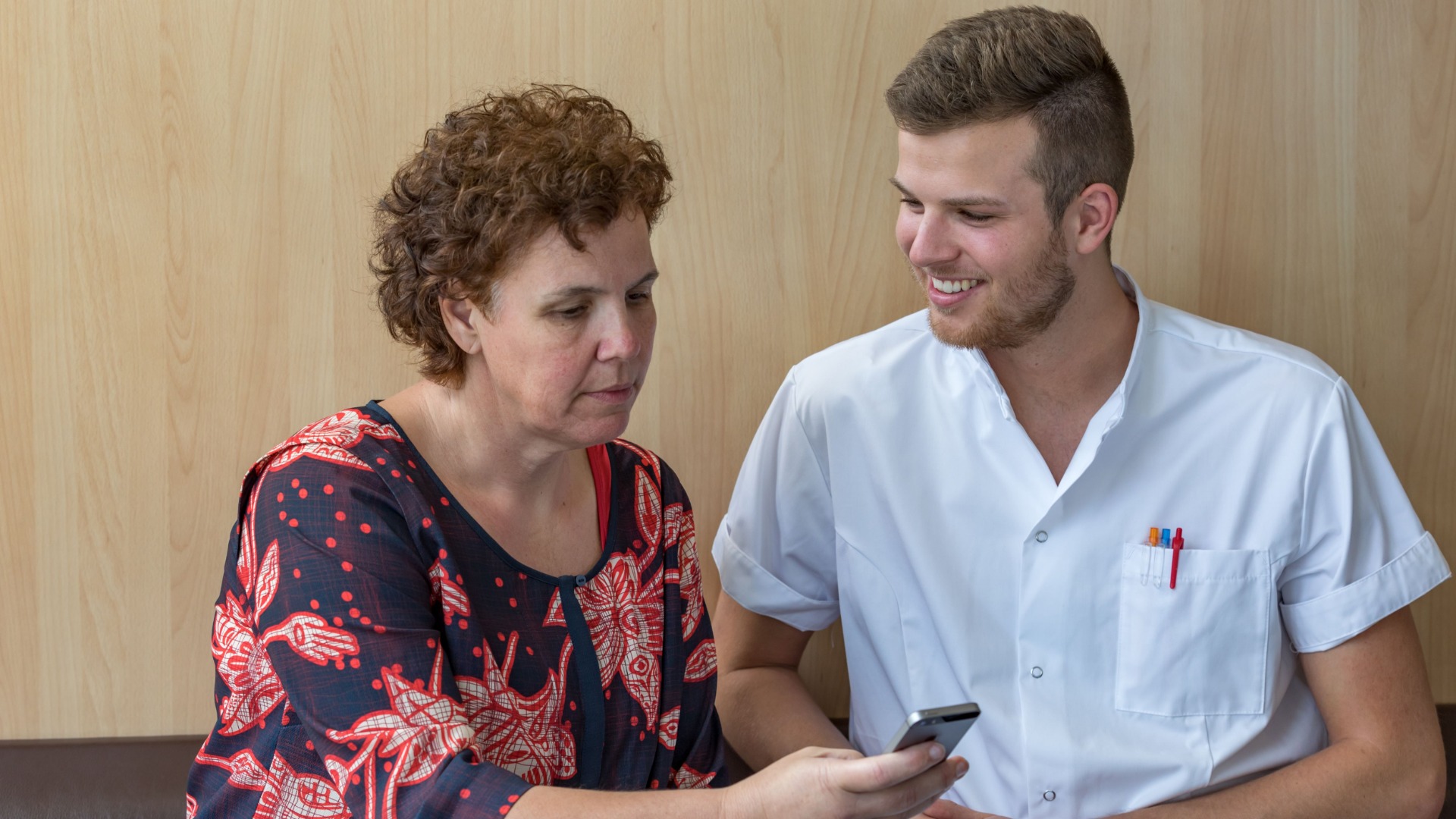 Zorgverlener laat patiënt app zien