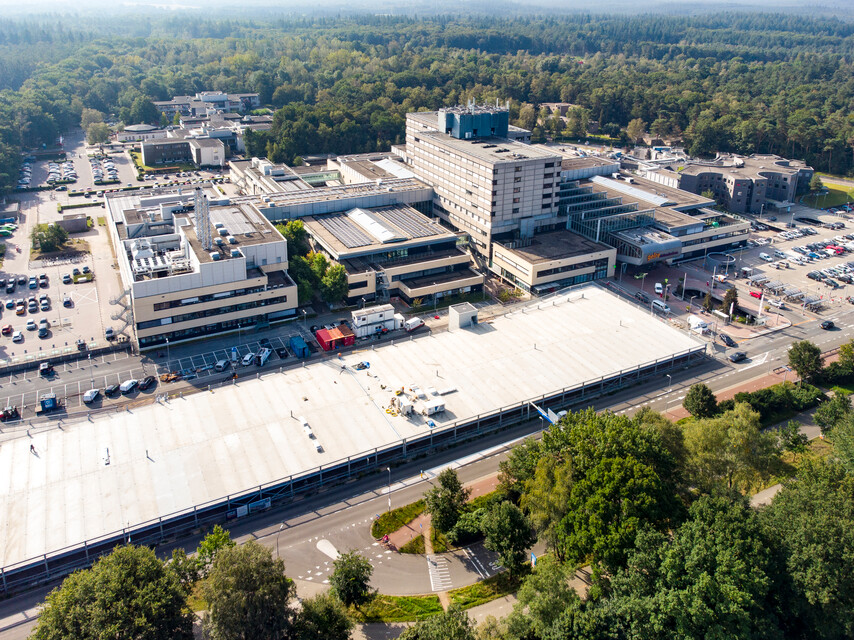 Nieuwe parkeerdek P1 bij Gelre Apeldoorn van bovenaf gezien