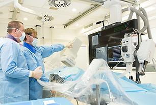 Cardioloog en hartfunctielaborant voeren een hartkatheterisatie uit bij een patiënt