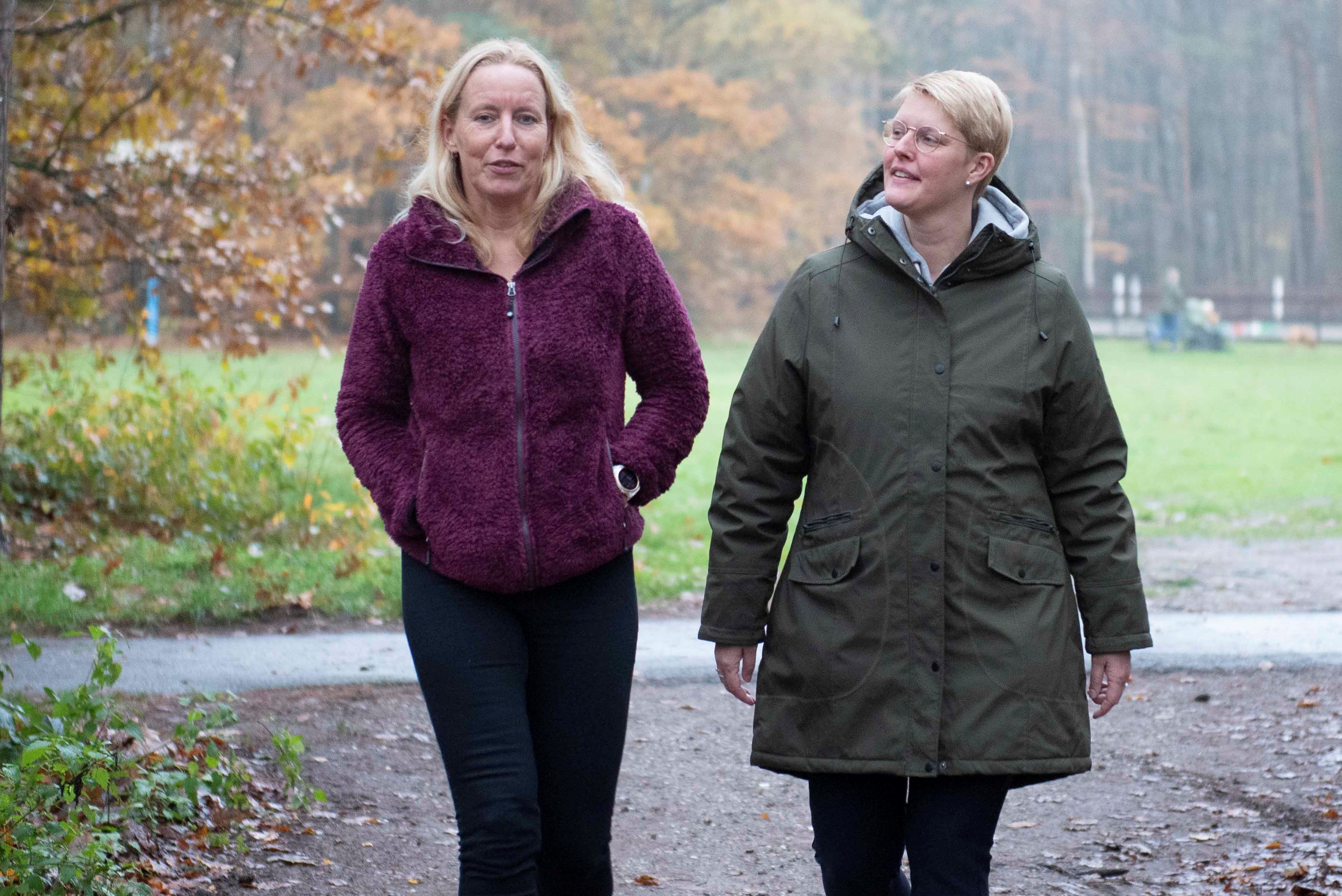 Coco Samuels en Anneke van Zoolingen wandelen samen door het bos