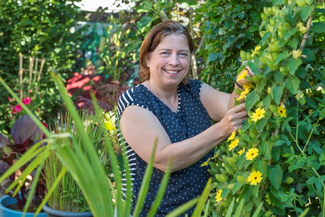 Monique in haar eigen tuin