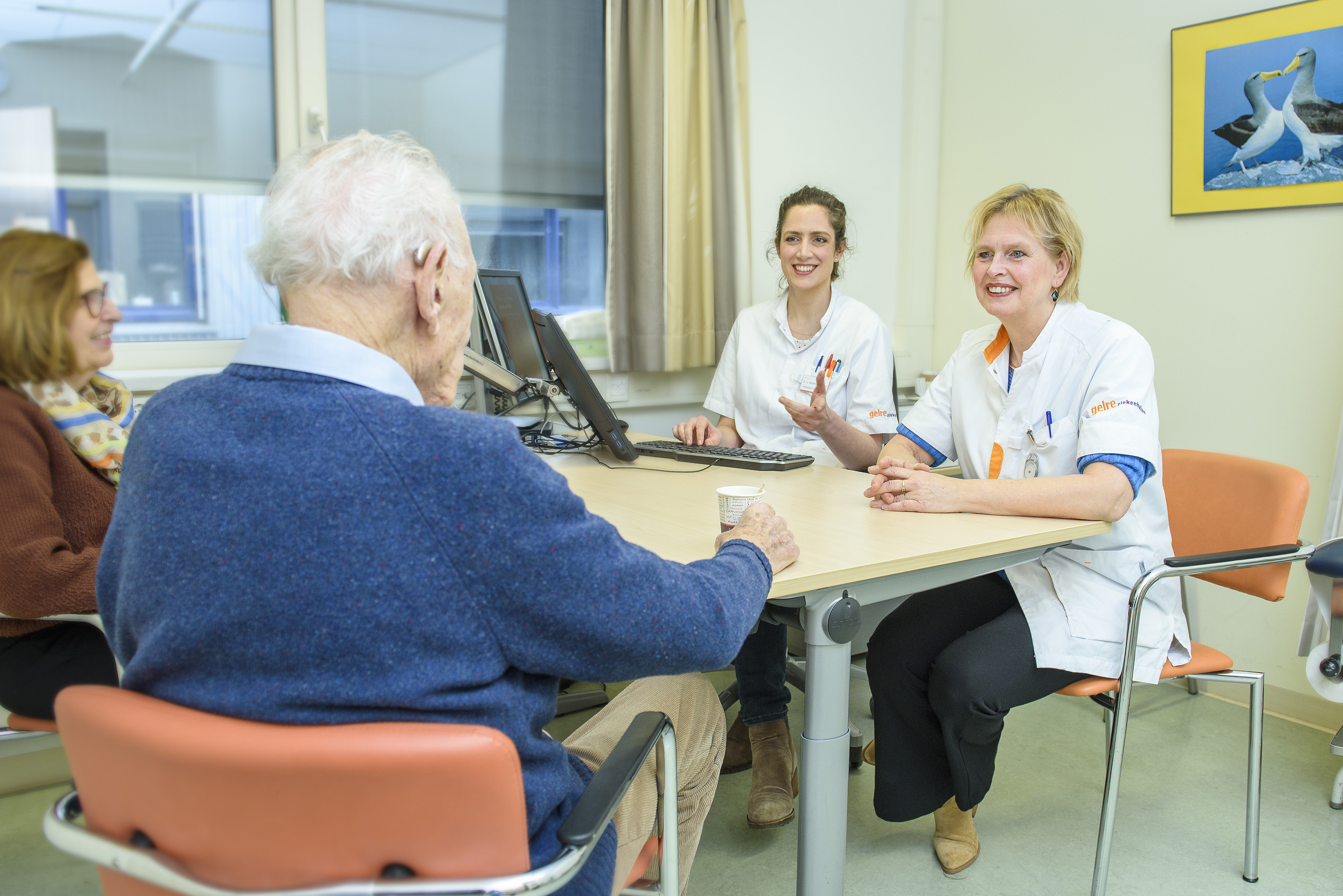 Patiënt Hans Osseweijer in gesprek met geriater Sanne van Haren Noman en geriatrieverpleegkundige Gerdieneke Klement