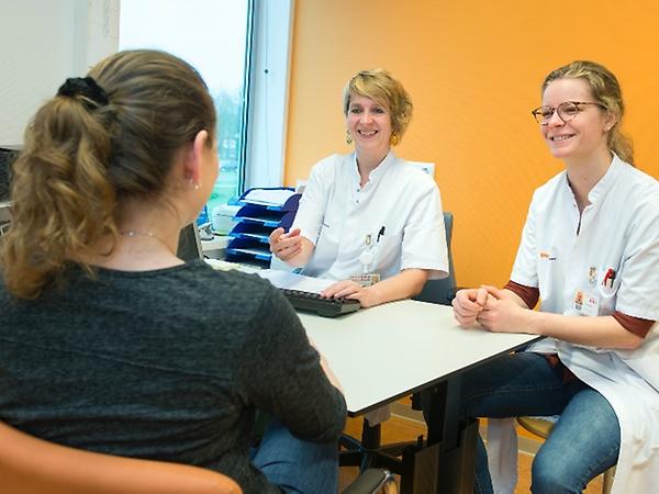 Twee neurologen in gesprek met patiënt