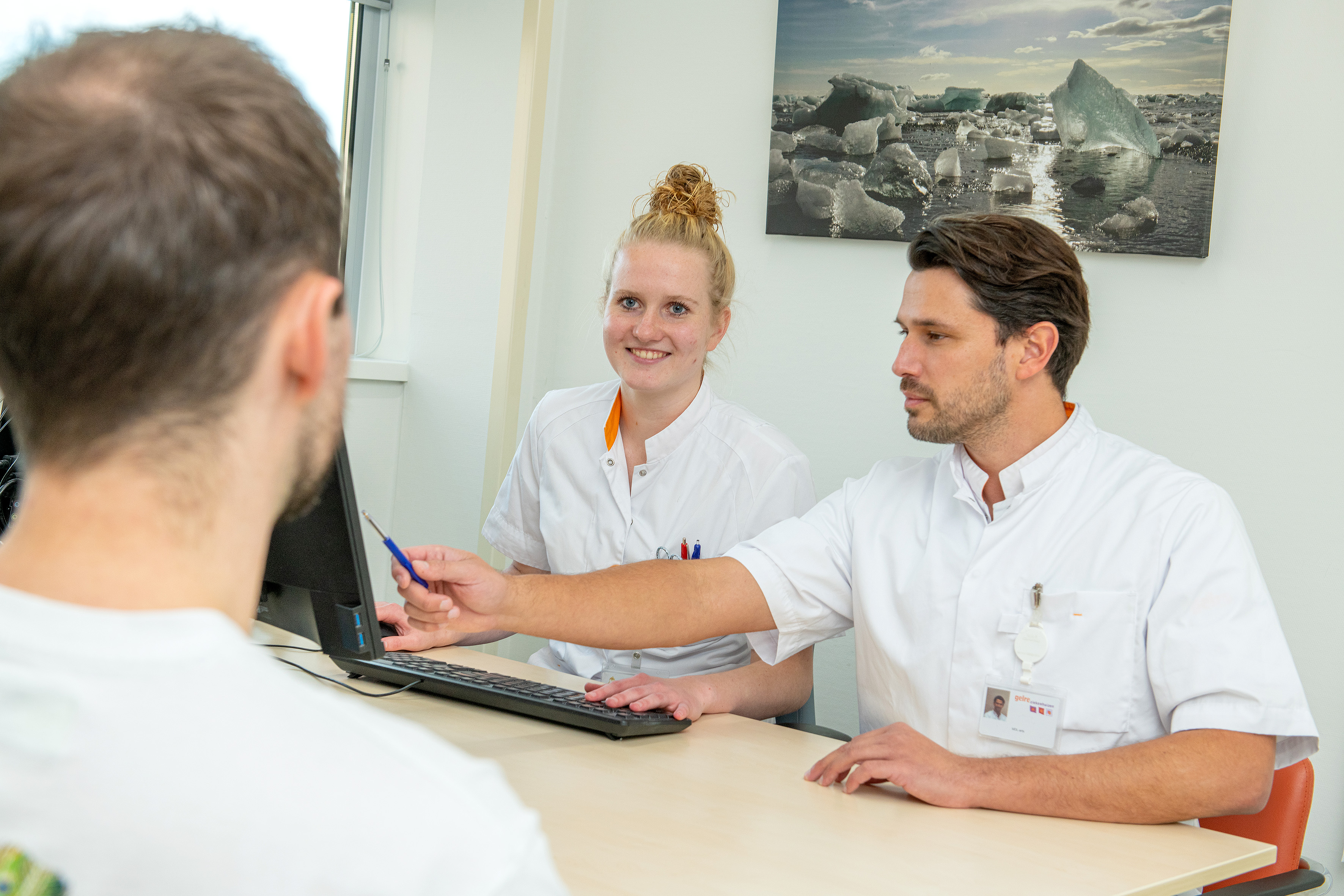 MDL-verpleegkundige en MDL-arts in gesprek met patient