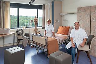 Verpleegkundigen palliatieve zorg in ingerichte mobiele hospice kamer