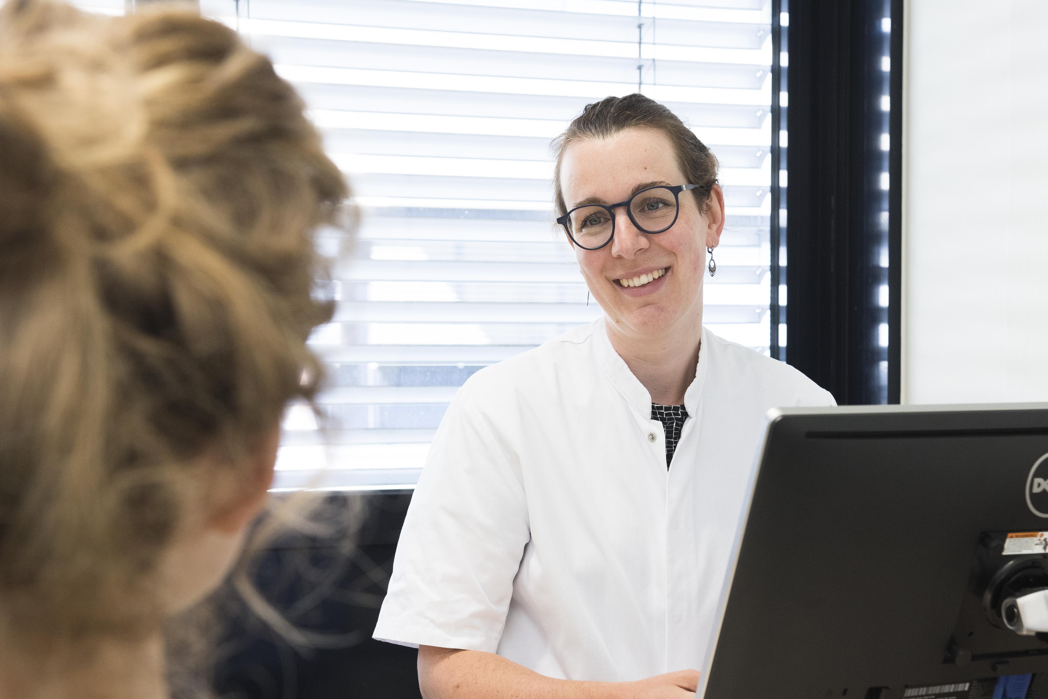 Revalidatie-arts Marloes Maas in gesprek met patiënt