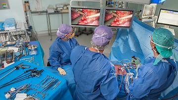 Operatie chirurgie met 3 zorgverleners