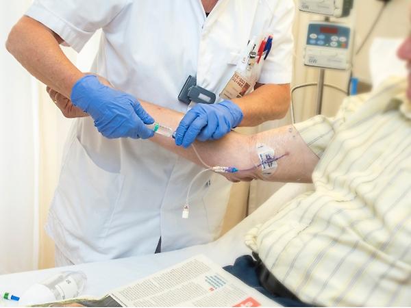 Verpleegkundige sluit chemo aan bij patiënt