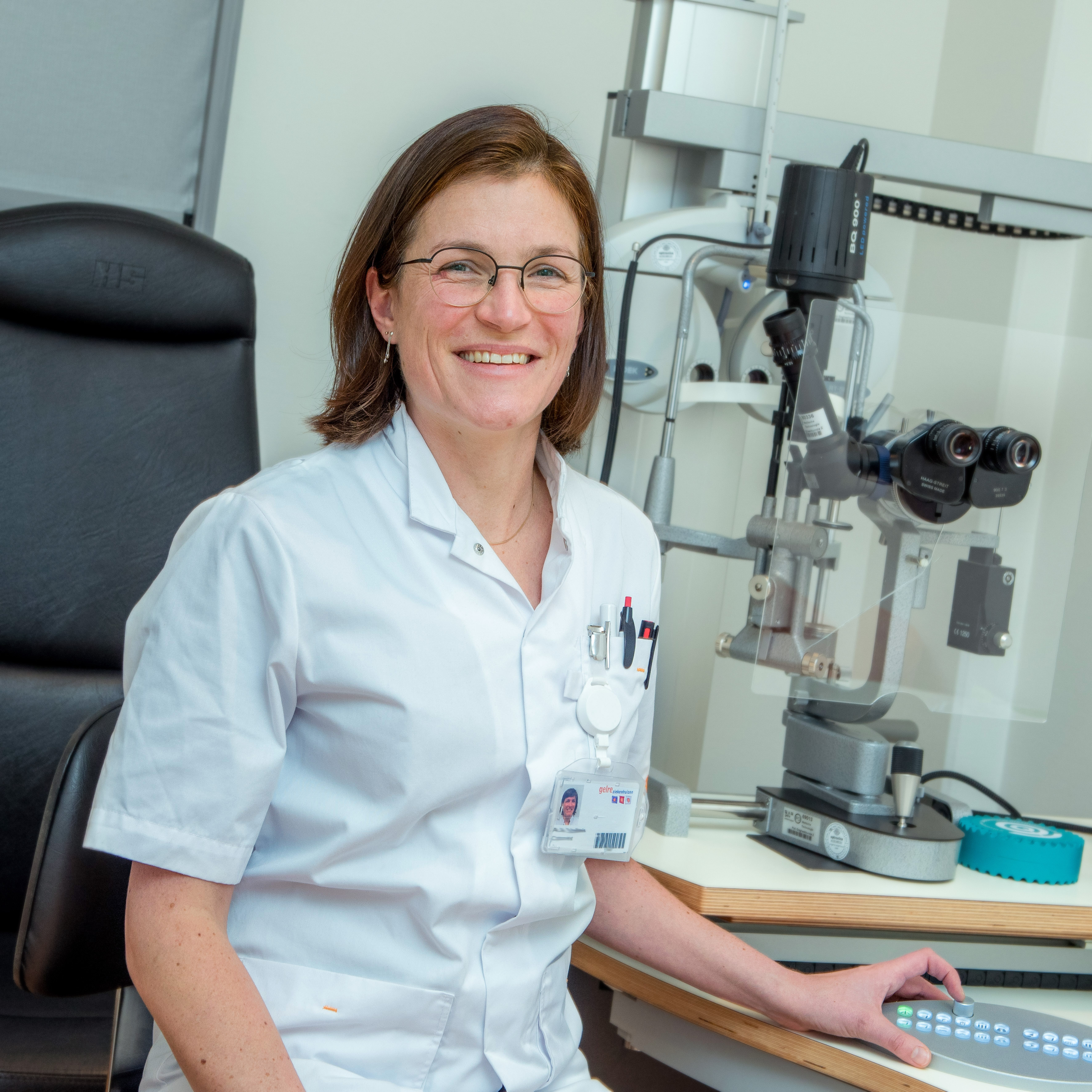 Allette Schellevis op de onderzoekskamer van Optometrisch Centrum Gelre