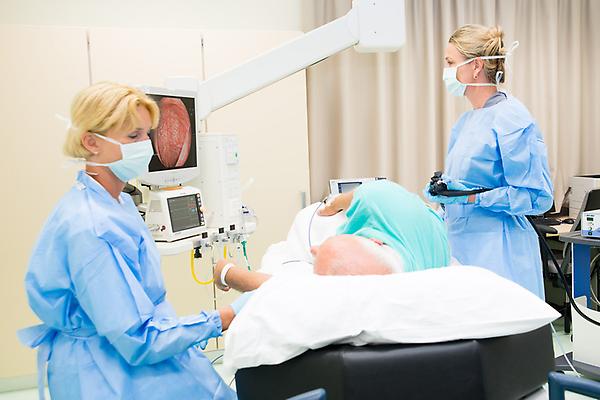 Arts voert endoscopie uit bij een patiënt