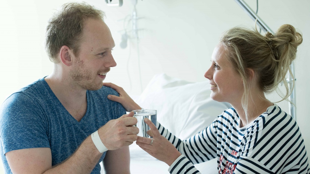 Vrouw op bezoek bij haar man in het ziekenhuis