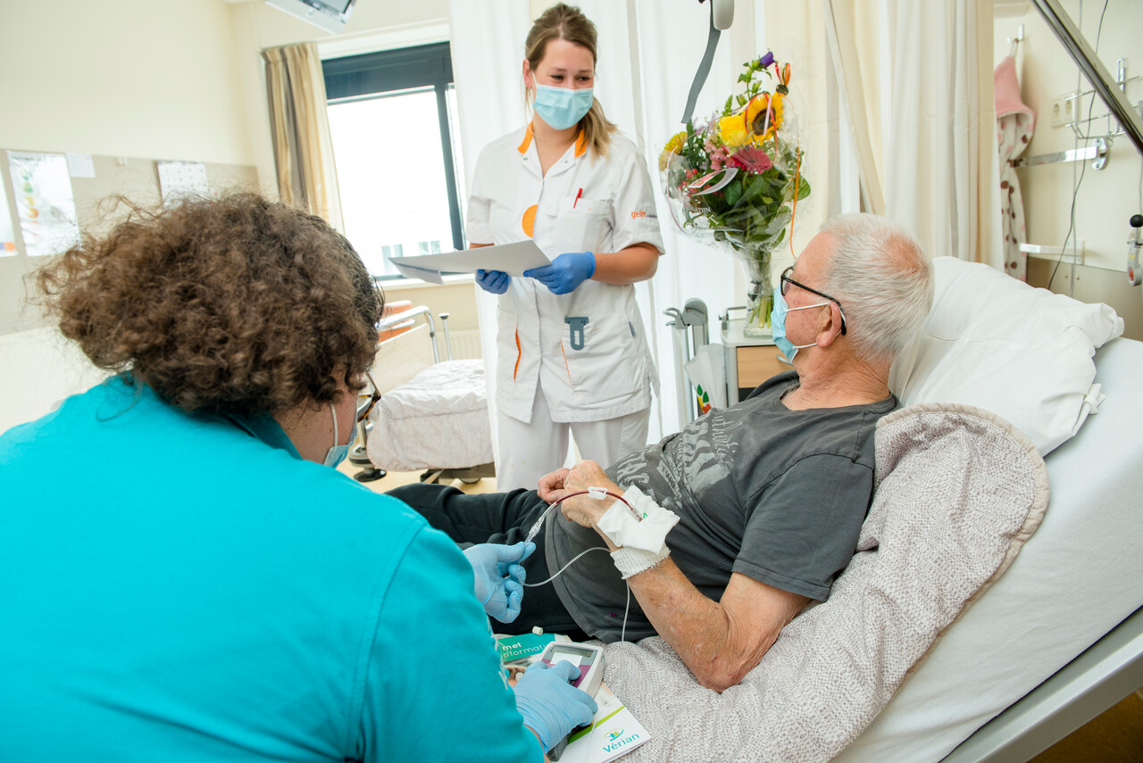 Verpleegkundige Vérian sluit infuus aan bij hartfalen patiënt in Gelre ziekenhuizen