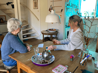 Parkinsonverpleegkundige begeleidt patiënt thuis