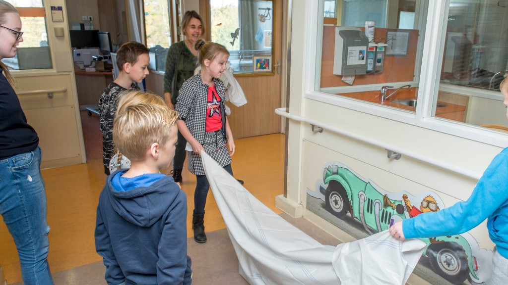 Kunst aan de muur verpleegafdeling onthuld door kinderen