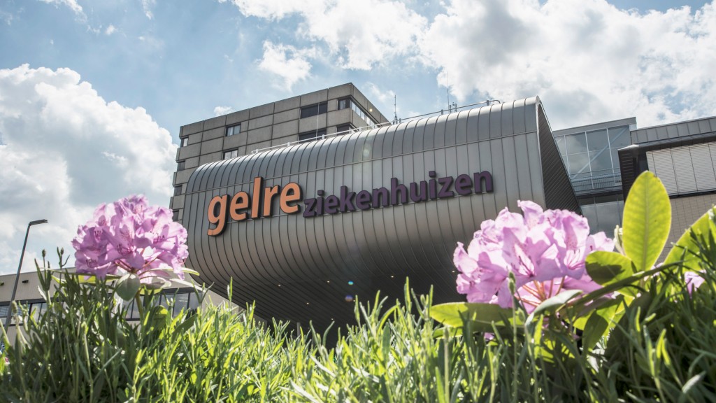 gebouw Gelre Apeldoorn met bloemen (lente)