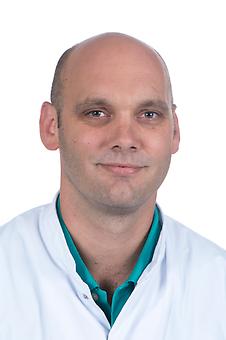 Portretfoto van chirurg Emmink
