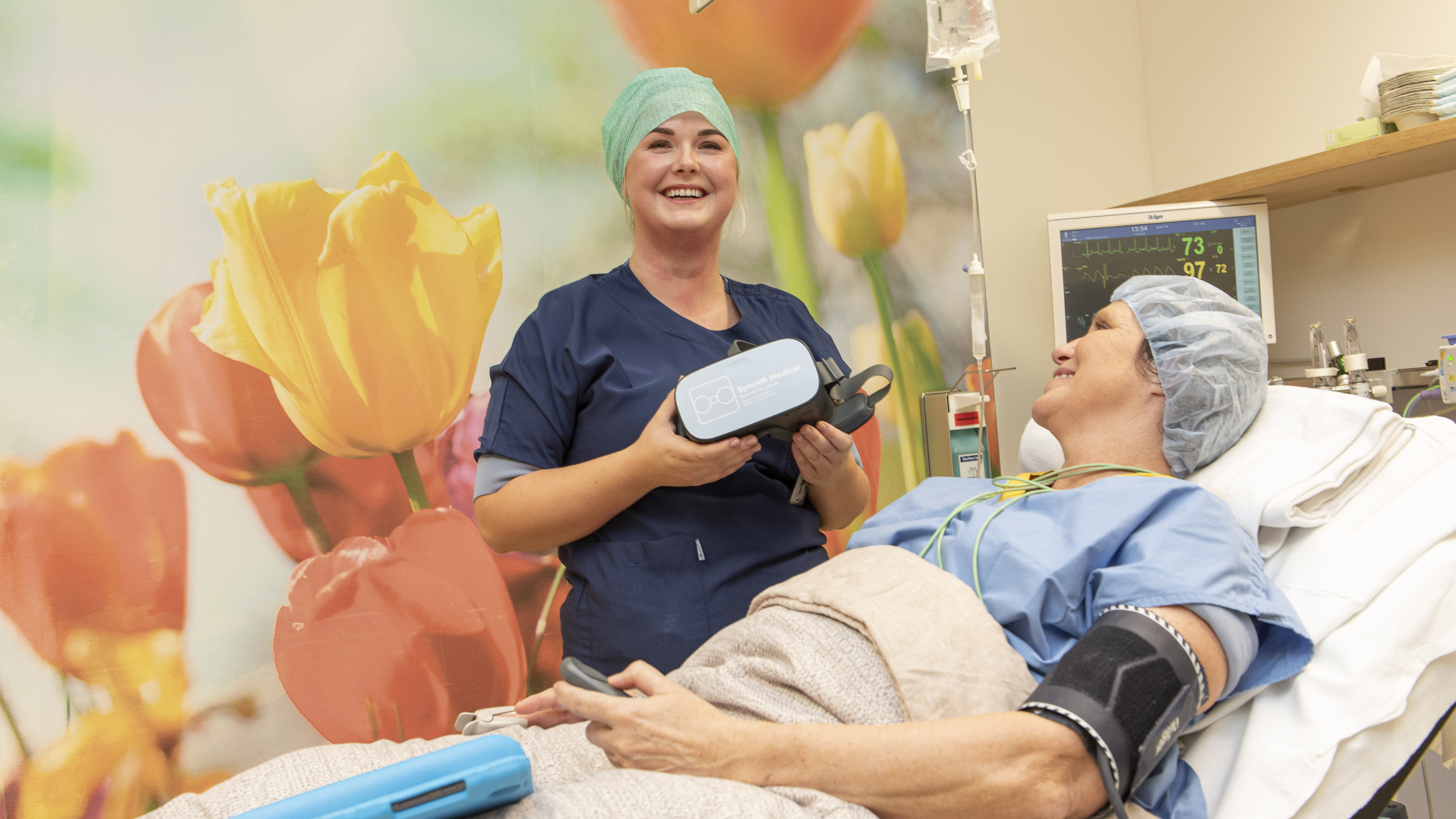Verpleegkundige en patient met VR-bril