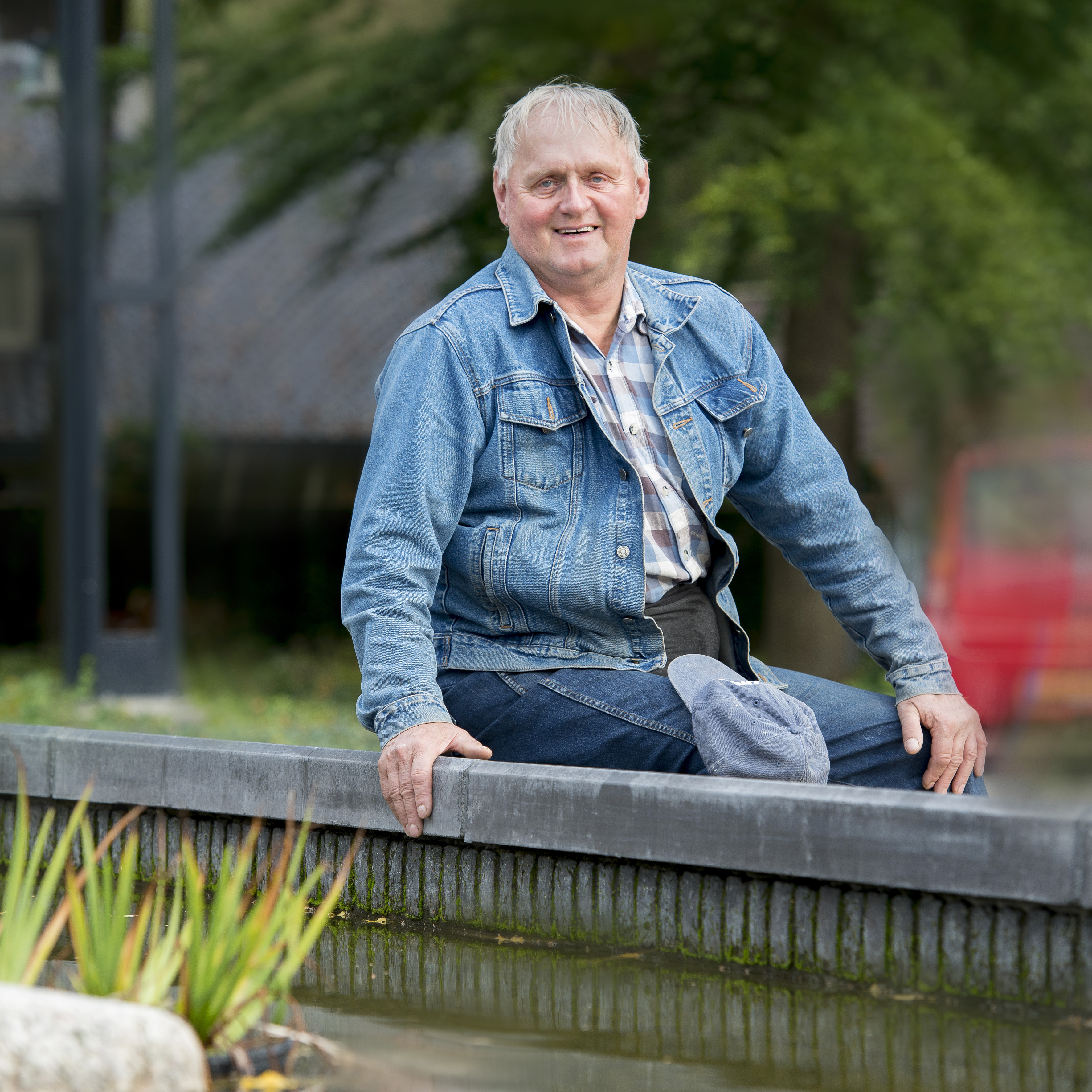 Teunis Westerik buiten op de rand bij een vijver