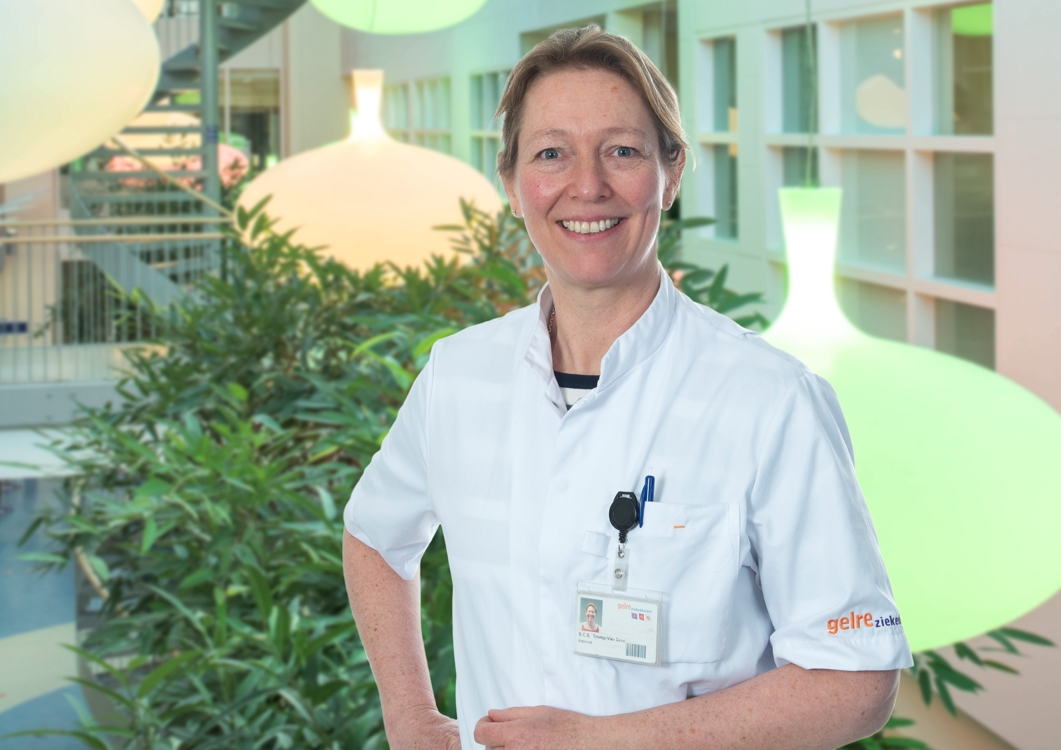Internist-oncoloog Cathrien Tromp in de hal van Gelre Apeldoorn