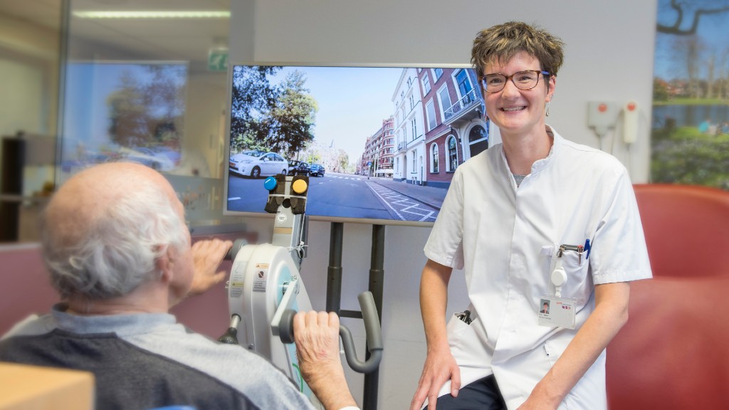 oudere patiënt doet fietslabyrint