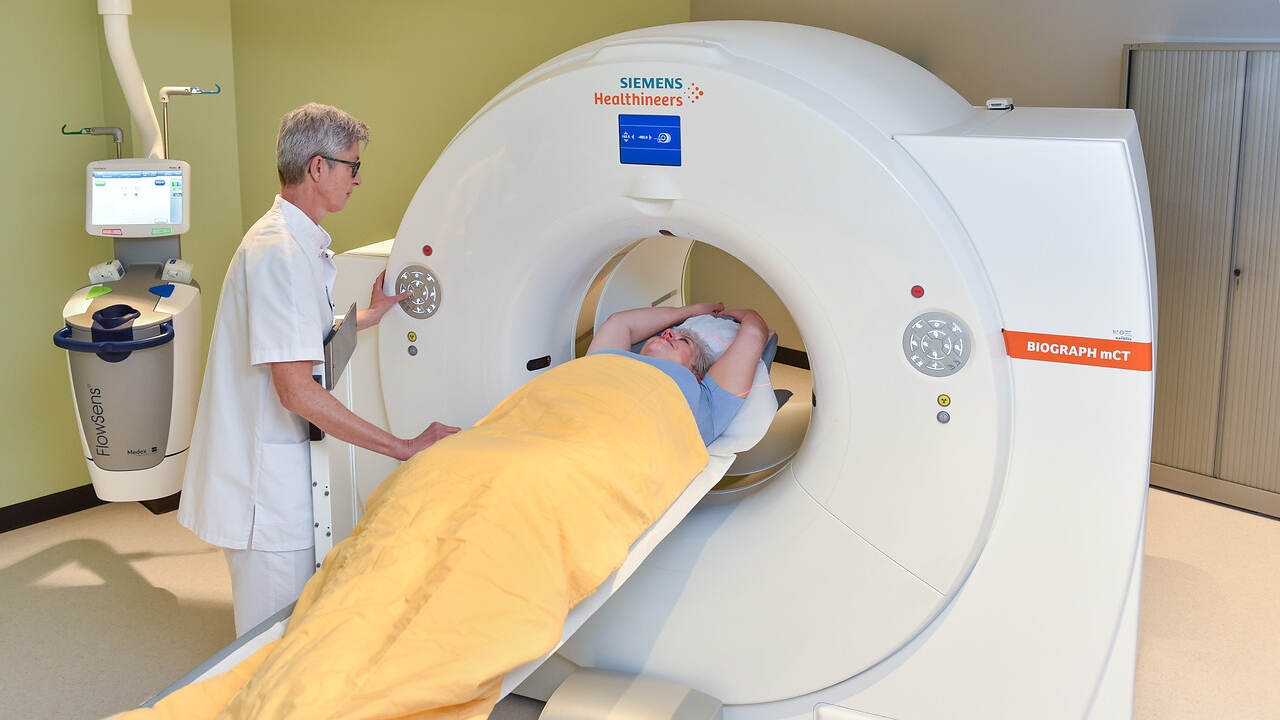 Patiënt gaat onder CT scan