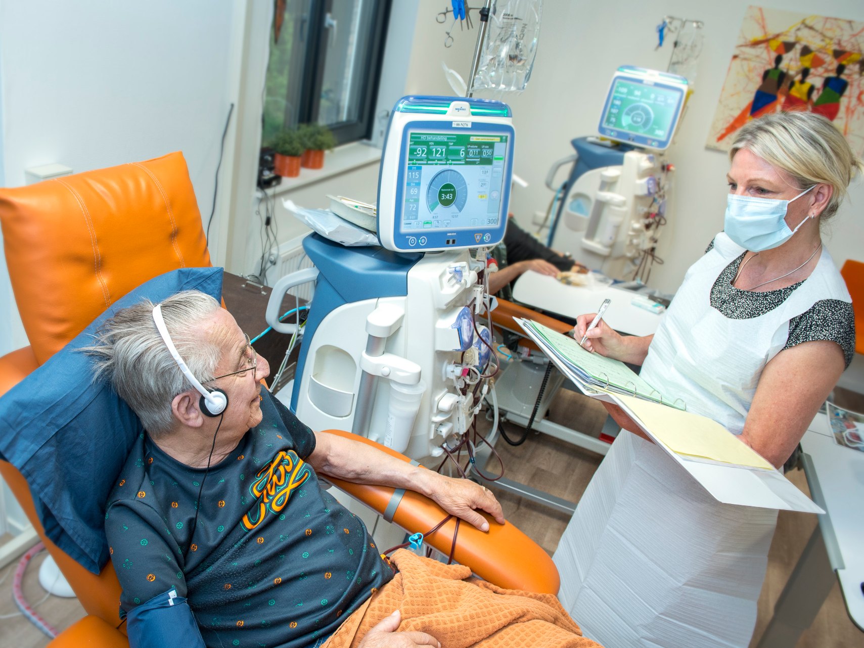 Dialyseverpleegkundige in gesprek met patiënt de heer Becks bij de dialysehub in Brummen