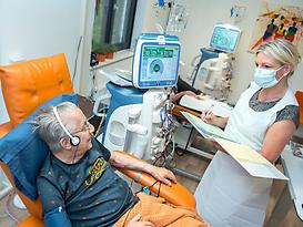 Dialyseverpleegkundige in gesprek met patiënt de heer Becks bij de dialysehub in Brummen