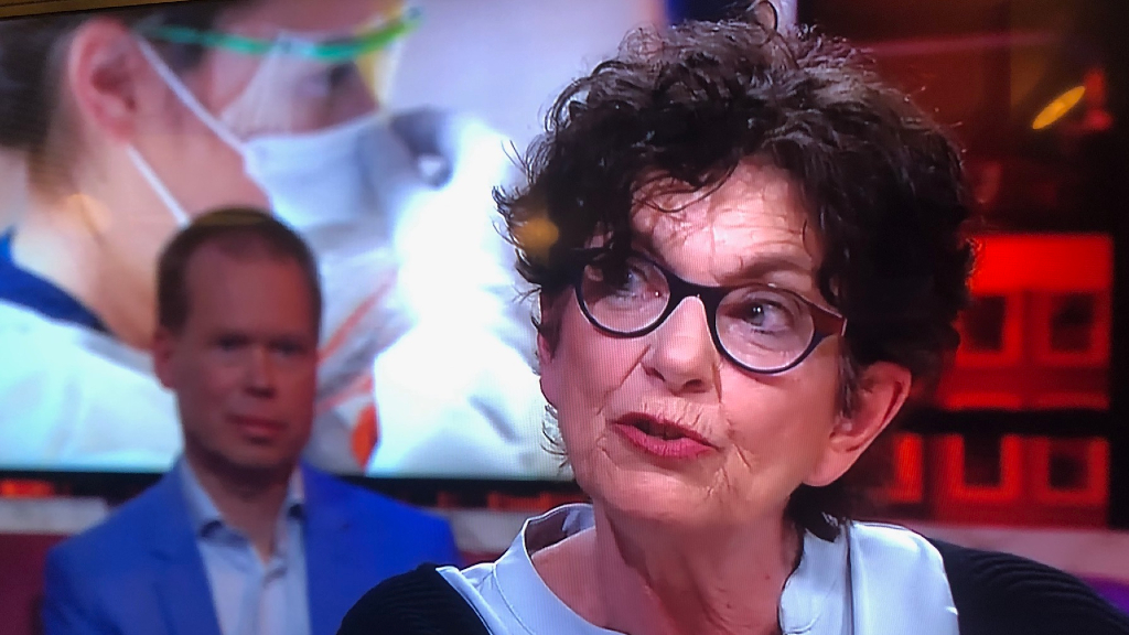 Marianne Rouw aan tafel bij Jinek