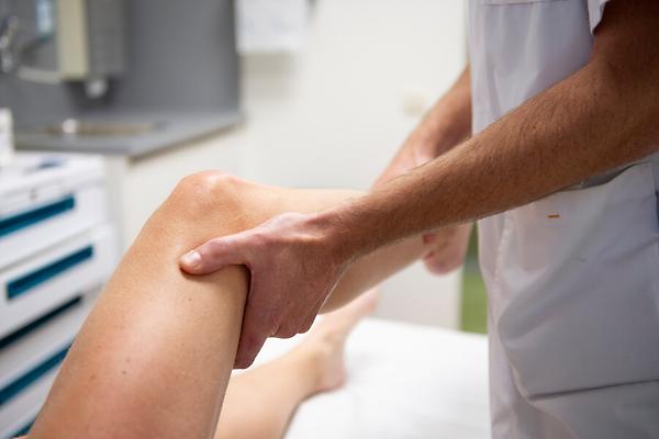 Orthopeed onderzoekt knie bij jongvolwassen sporter